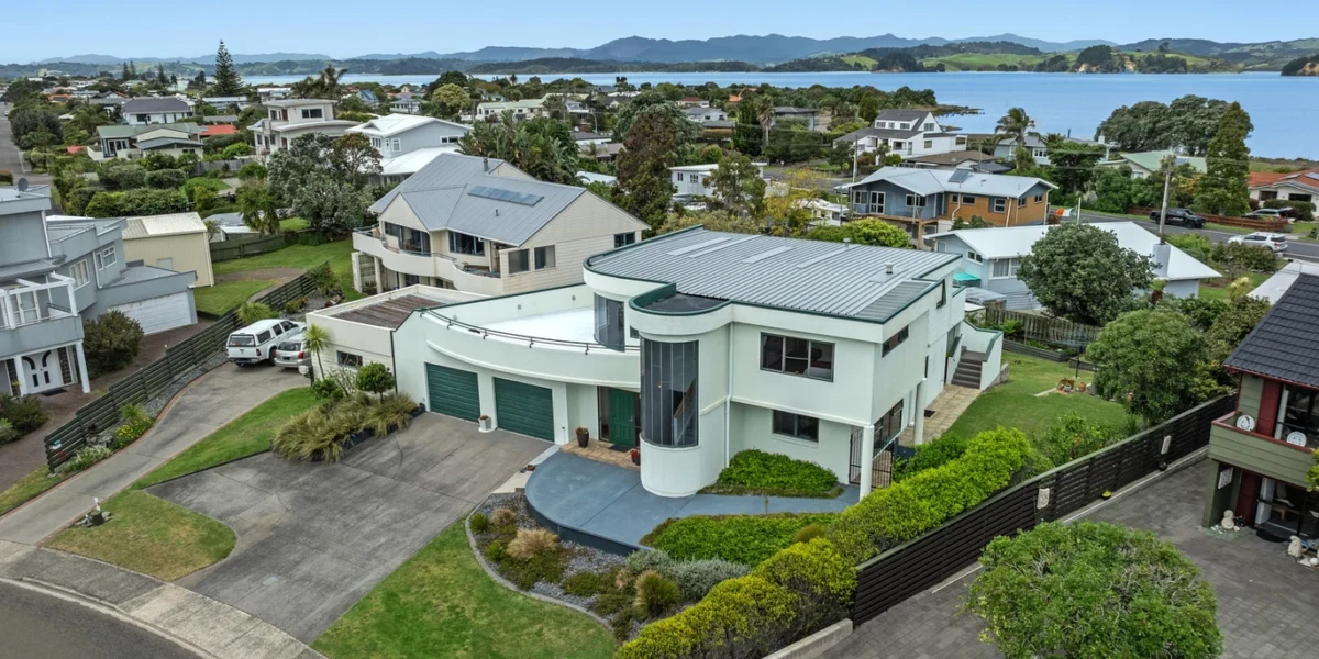 Ocean & Harbour Views – Executive Living with Unique Features