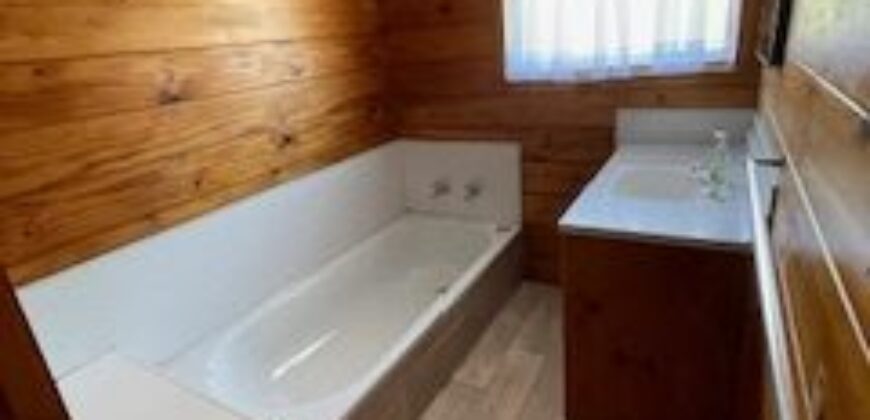 Peaceful Rural Retreat – Private, Fully Fenced & Pet Friendly