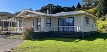 Peaceful Rural Retreat – Private, Fully Fenced & Pet Friendly
