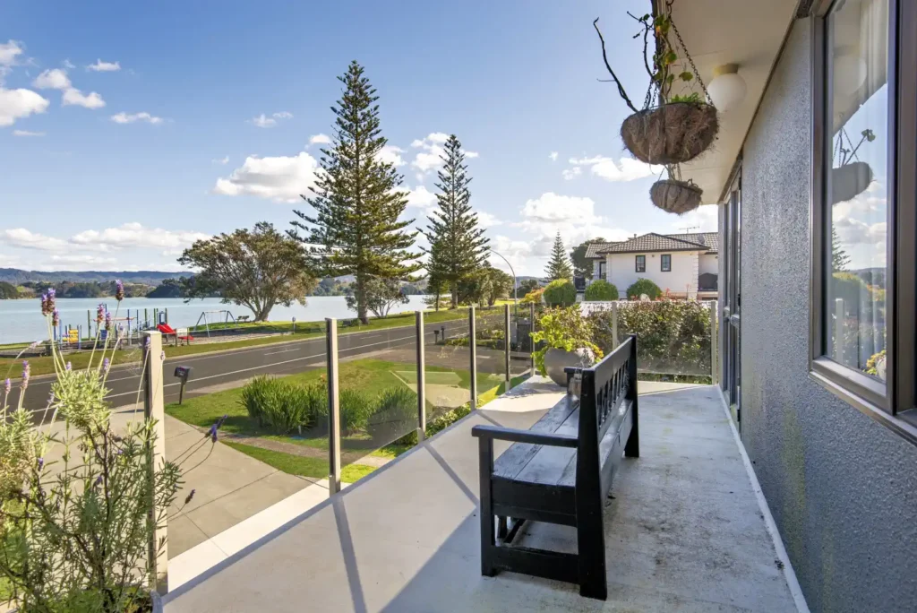 Commanding Harbour Views — 3 Bedrooms, Sunny & Spacious, Ōhope