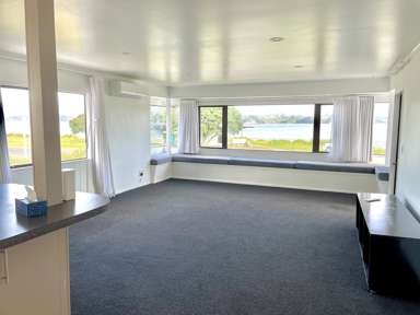 Commanding Harbour Views — 3 Bedrooms, Sunny & Spacious, Ōhope